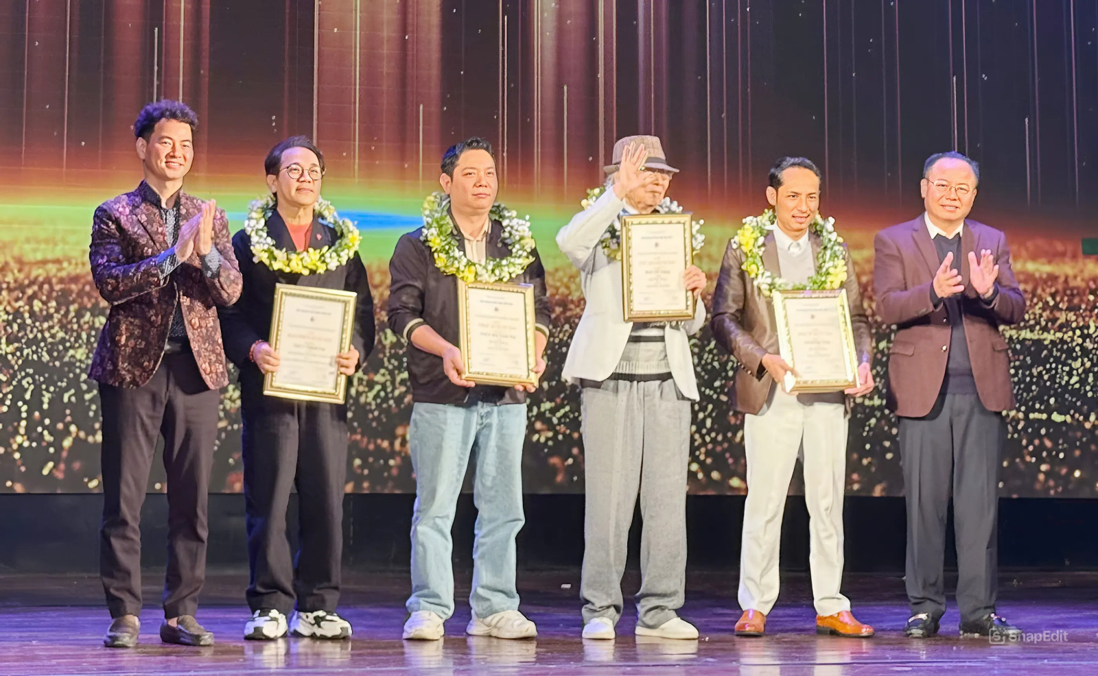 Nghệ sĩ Thành Lộc nhận giải Đạo diễn xuất sắc